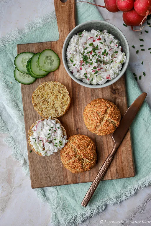 Brötchen mit Haferflocken und Radieschenquark