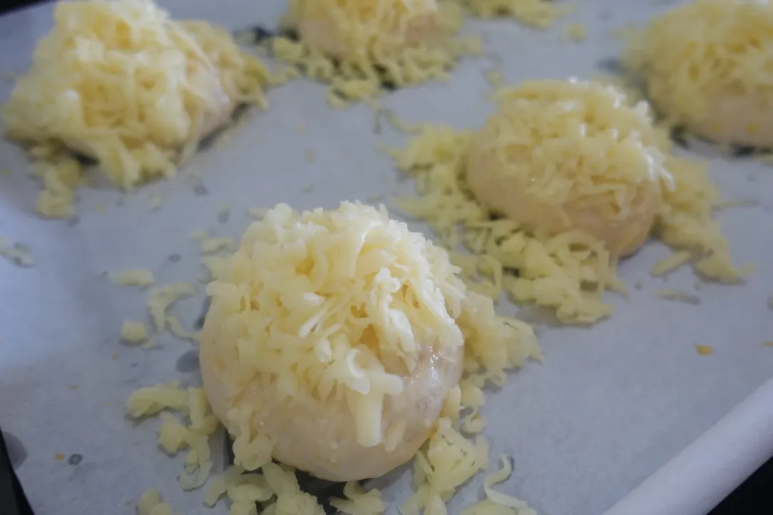 Brötchen mit Käse bestreut