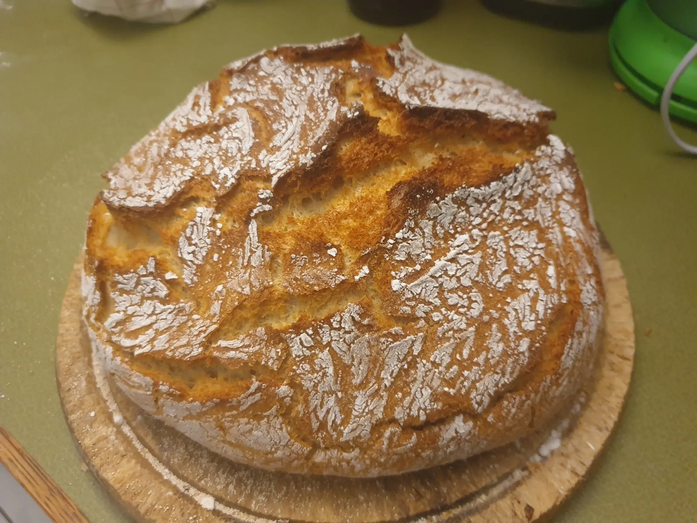 Brotlaib mit Schnittlauchbutter auf einem Holztisch