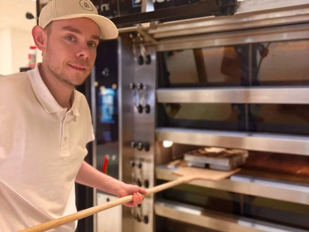 Brotsommelier Peter Viehmeier bei der Arbeit in seiner Backstube in Ziegenhain, tüftelnd an neuen Brot-Rezepten