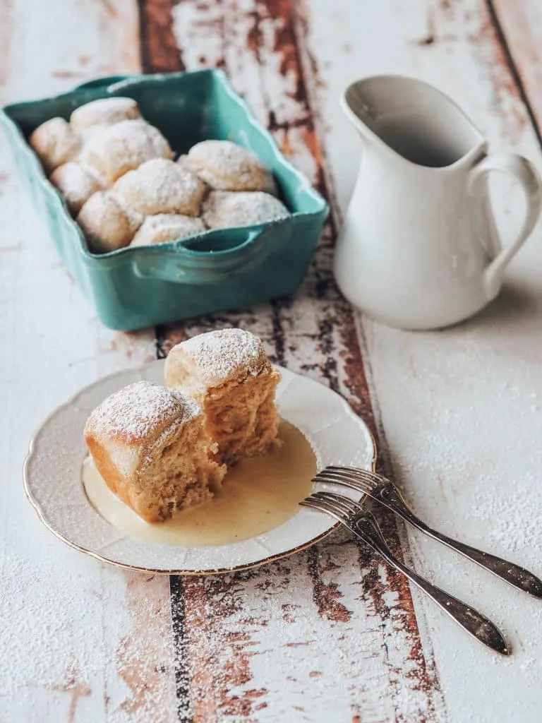Buchteln mit Vanillesauce aus dem Buch Hellopippa Einfach Backen