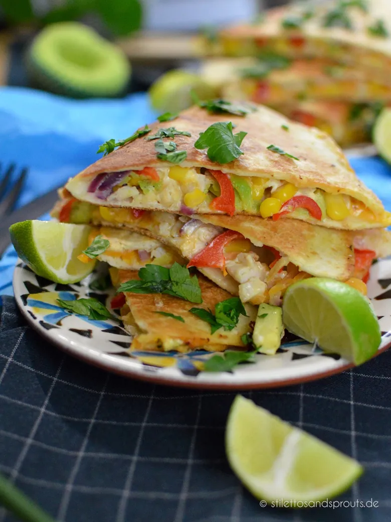 Bunte Chicken Quesadillas auf einem Teller