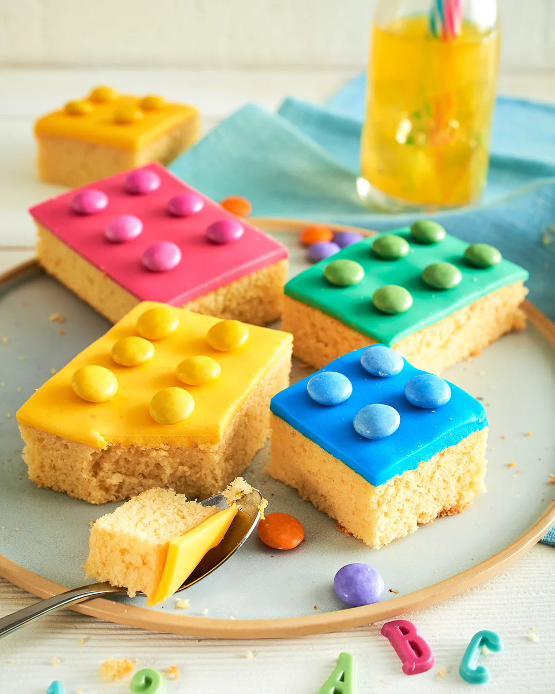 Bunte Lego®-Steine aus Fanta®-Kuchen, ideal für Kinderfeste