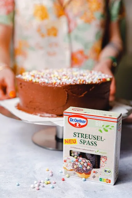 Bunte Streusel von Dr. Oetker bereit zur Dekoration