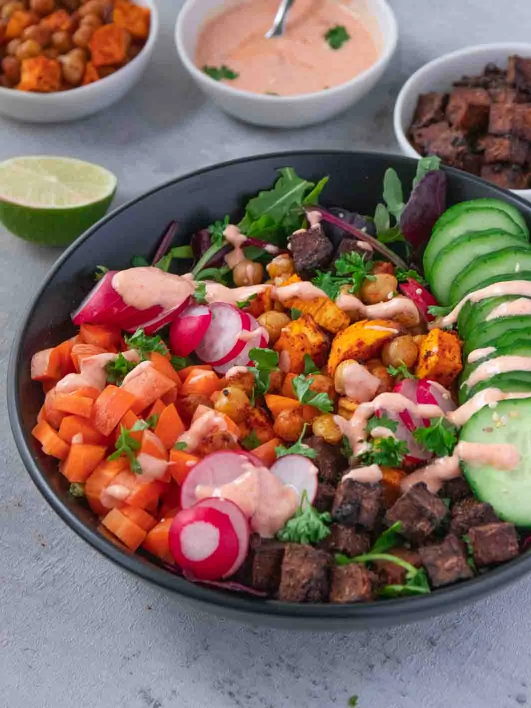 Bunte vegetarische Buddha Bowl mit mariniertem Tofu und Kichererbsen