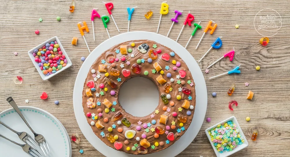 Bunter, einfacher Kuchen festlich dekoriert für einen Kindergeburtstag