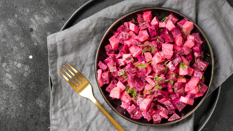 Bunter Rote-Bete-Salat mit Apfelstücken und Gurken