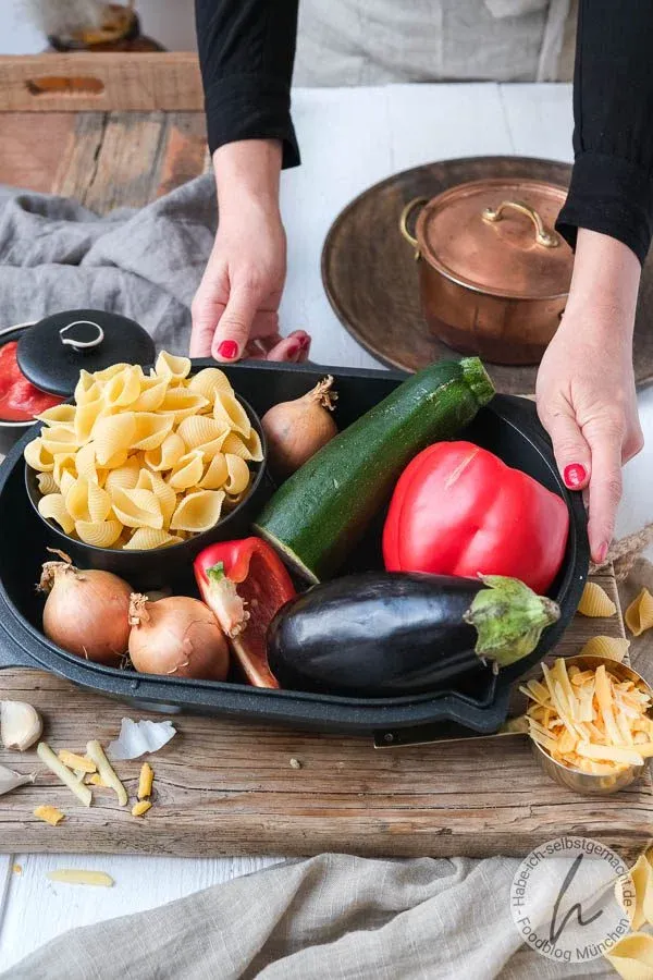 Bunter und cremiger Nudelauflauf mit geschmolzenem Käse