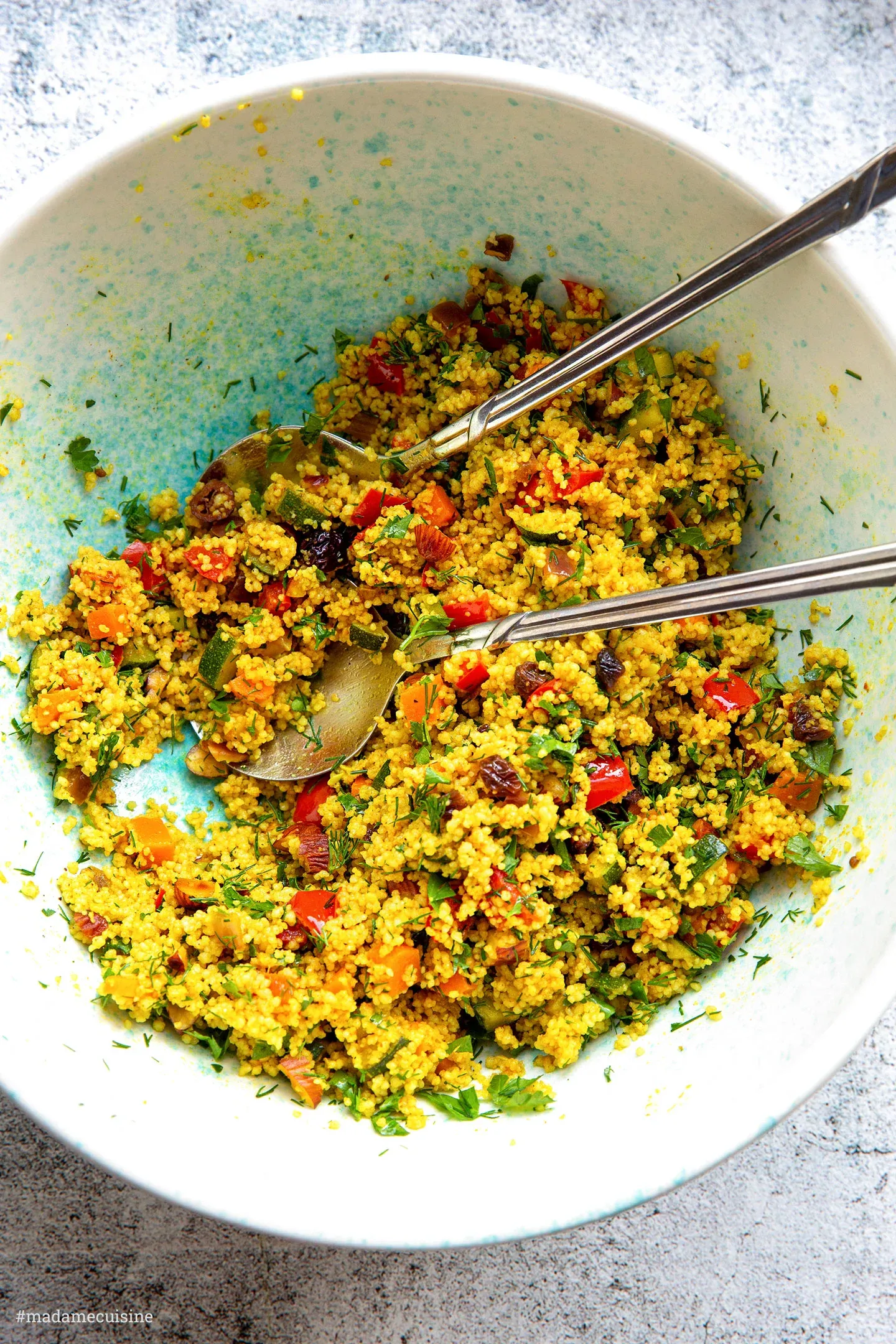 Buntes geröstetes Gemüse mit Kräutern in einer Form