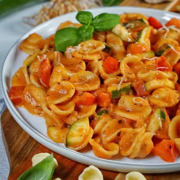 Buntes Nudelgericht mit frischem Gemüse, vegan und sättigend