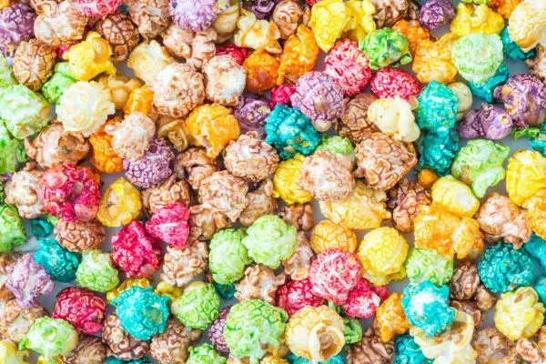 Buntes Popcorn in kleinen Schälchen für eine Kindergeburtstagsfeier