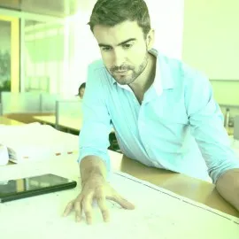 Büromaterialien und ein Taschenrechner symbolisieren berufliche Ausgaben, die von der Steuer abgesetzt werden können