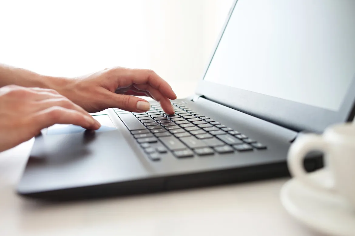 Büroszene, die moderne Arbeitsumgebung und Datenschutz darstellt