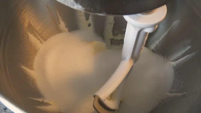 Butter und Zucker cremig geschlagen, bereit für die nächsten Schritte