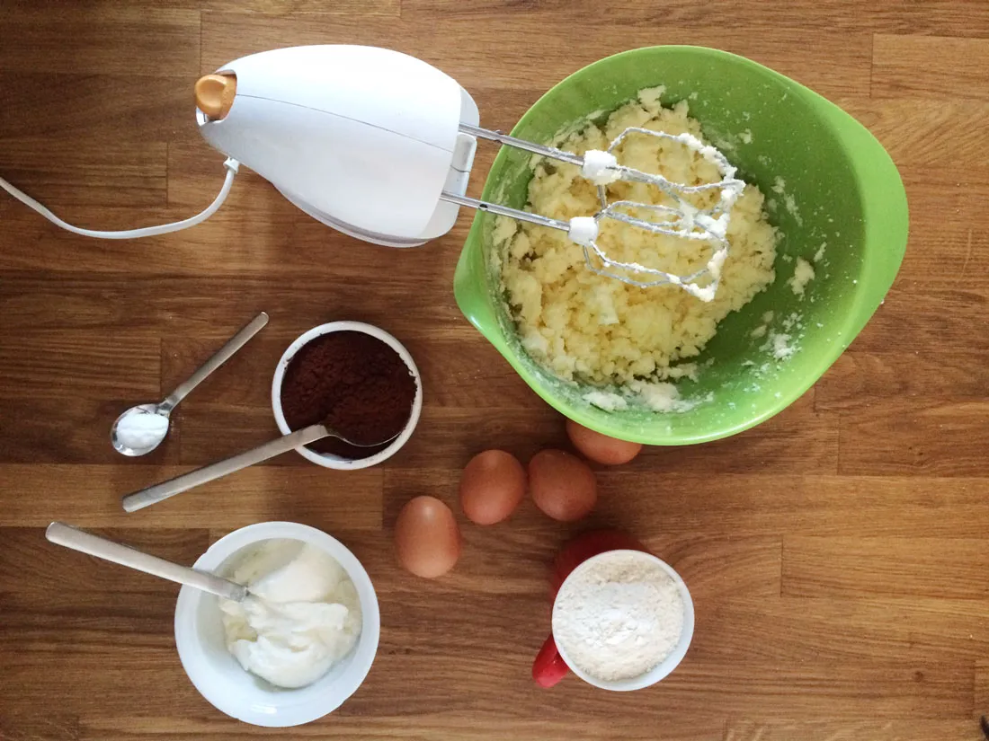 Butter und Zucker cremig rühren