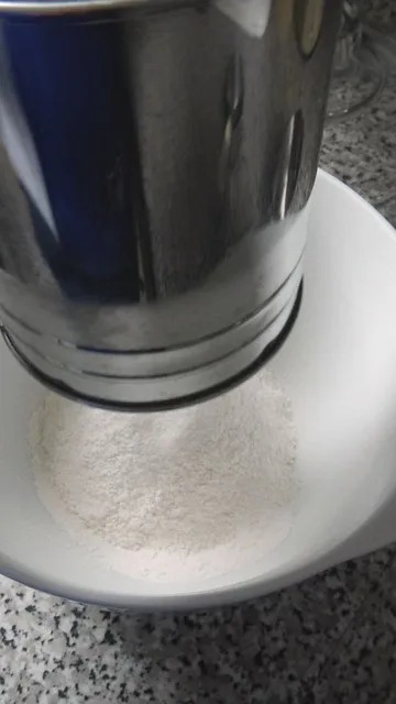 Buttermilch-Ersatz in einem Messbecher, bereit zur Verwendung