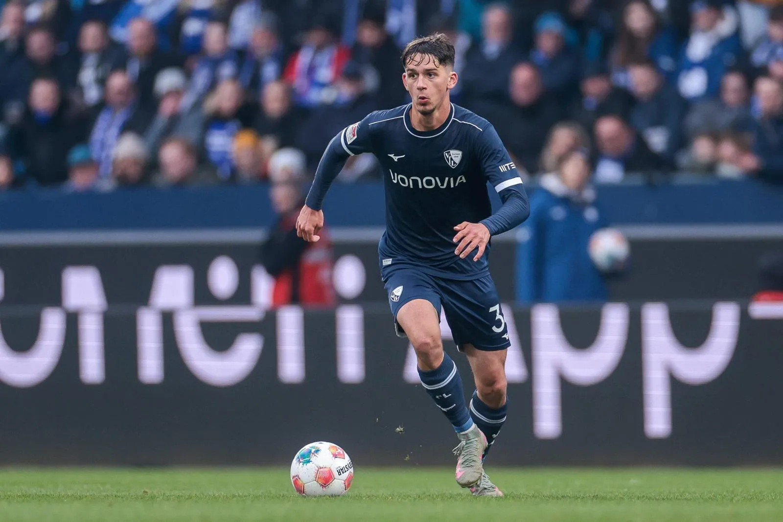 Cajetan Lenz vom VfL Bochum im Zweikampf