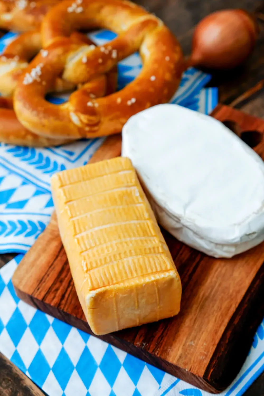 Camembert und Limburger Käse auf dem Holzbrettchen