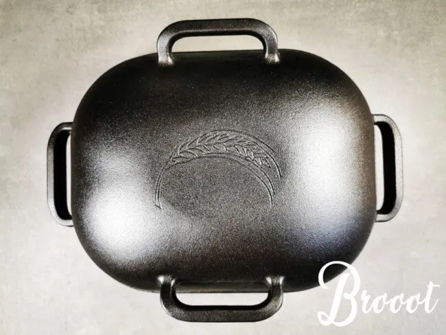 Challenger Breadpan mit frisch gebackenem Brot