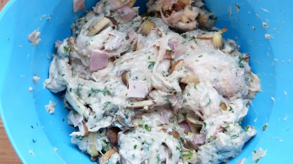 Champignons und Petersilie für die Füllung