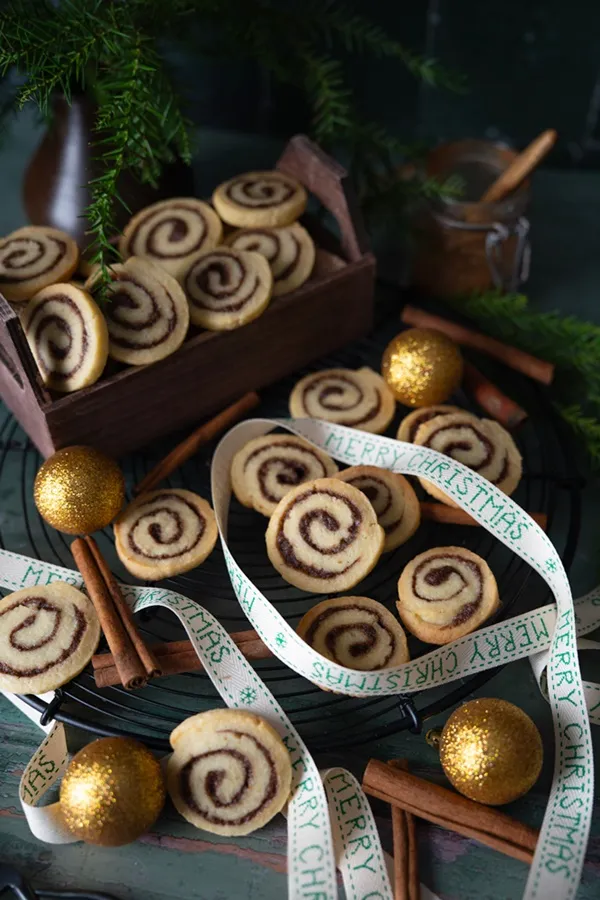 Cinnamon Roll Cookies auf Backpapier