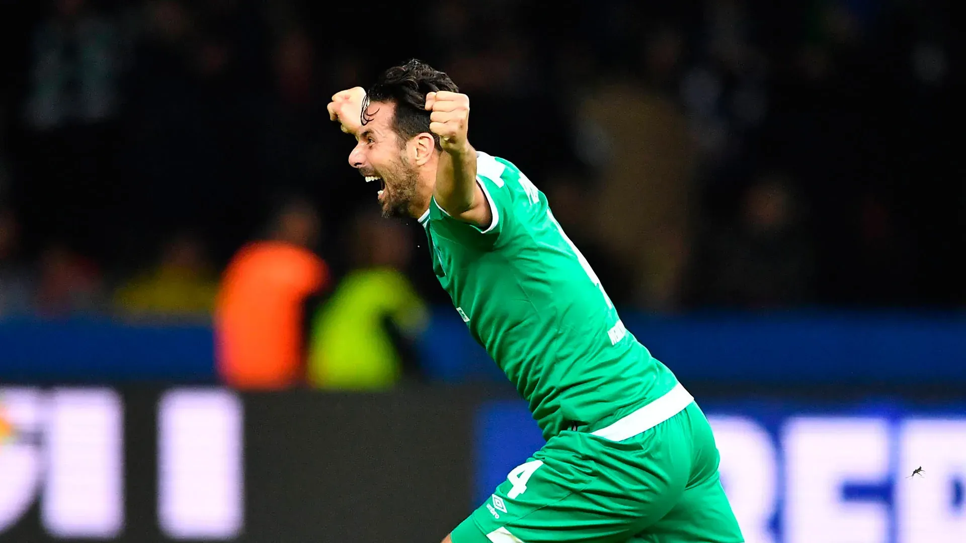 Claudio Pizarro bejubelt sein Rekordtor nach dem Freistoß