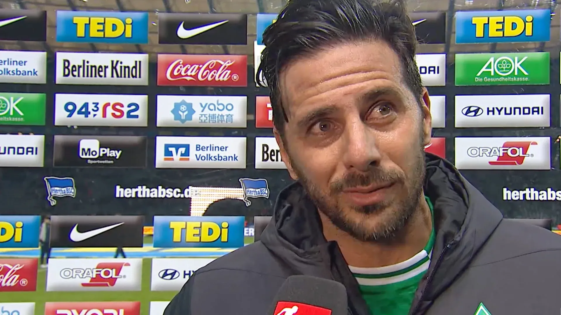 Claudio Pizarro nach dem Spiel, sichtlich bewegt über seinen historischen Treffer