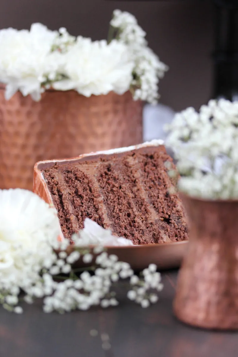 Close-up der Nougat-Fondant-Torte mit feiner Kupferdekoration