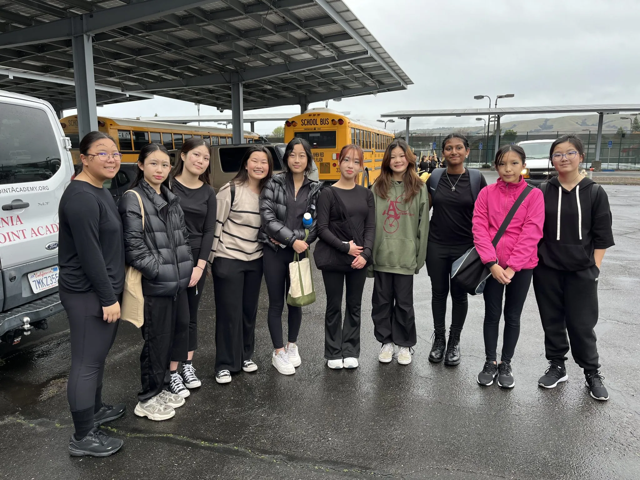 Color Guard Mitglieder bei einer Performance mit Fahnen und Requisiten
