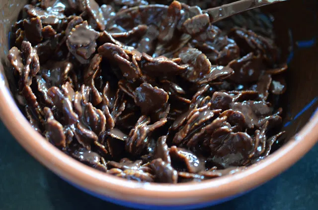 Cornflakes gleichmäßig mit geschmolzener Schokolade überzogen