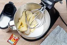 Cremige Butter-Zucker-Mischung für den Marmorkuchenteig