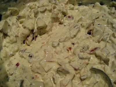 Cremige Füllung aus Sauerrahm, Schinken, Salami, Pilzen und Käse