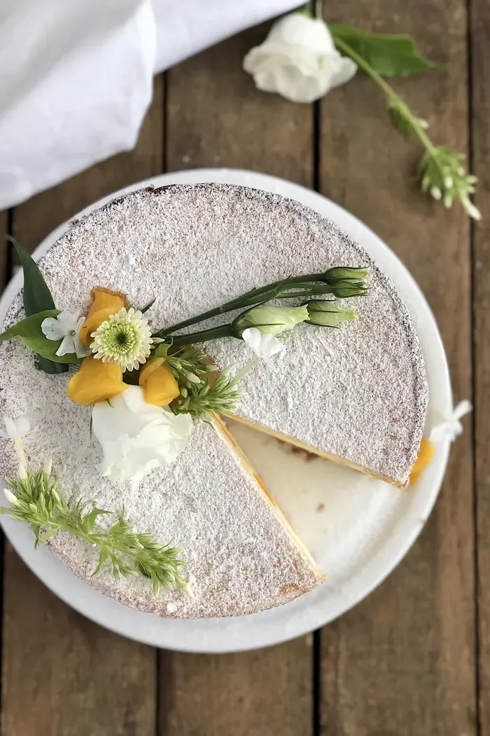 Cremige Füllung mit Pfirsichstücken, bereit für die Torte