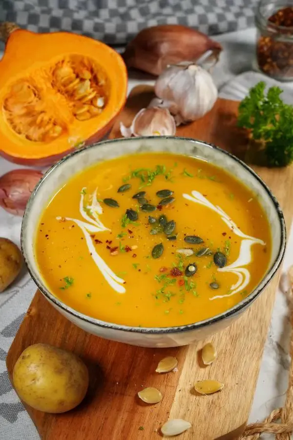 Cremige Hokkaido Kürbissuppe mit Kartoffeln und Möhren