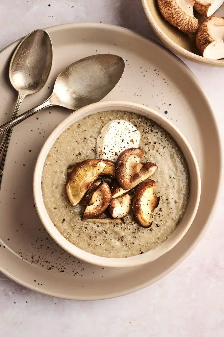 Cremige Maronensuppe mit Pilzen, eine wärmende Delikatesse für den Herbst