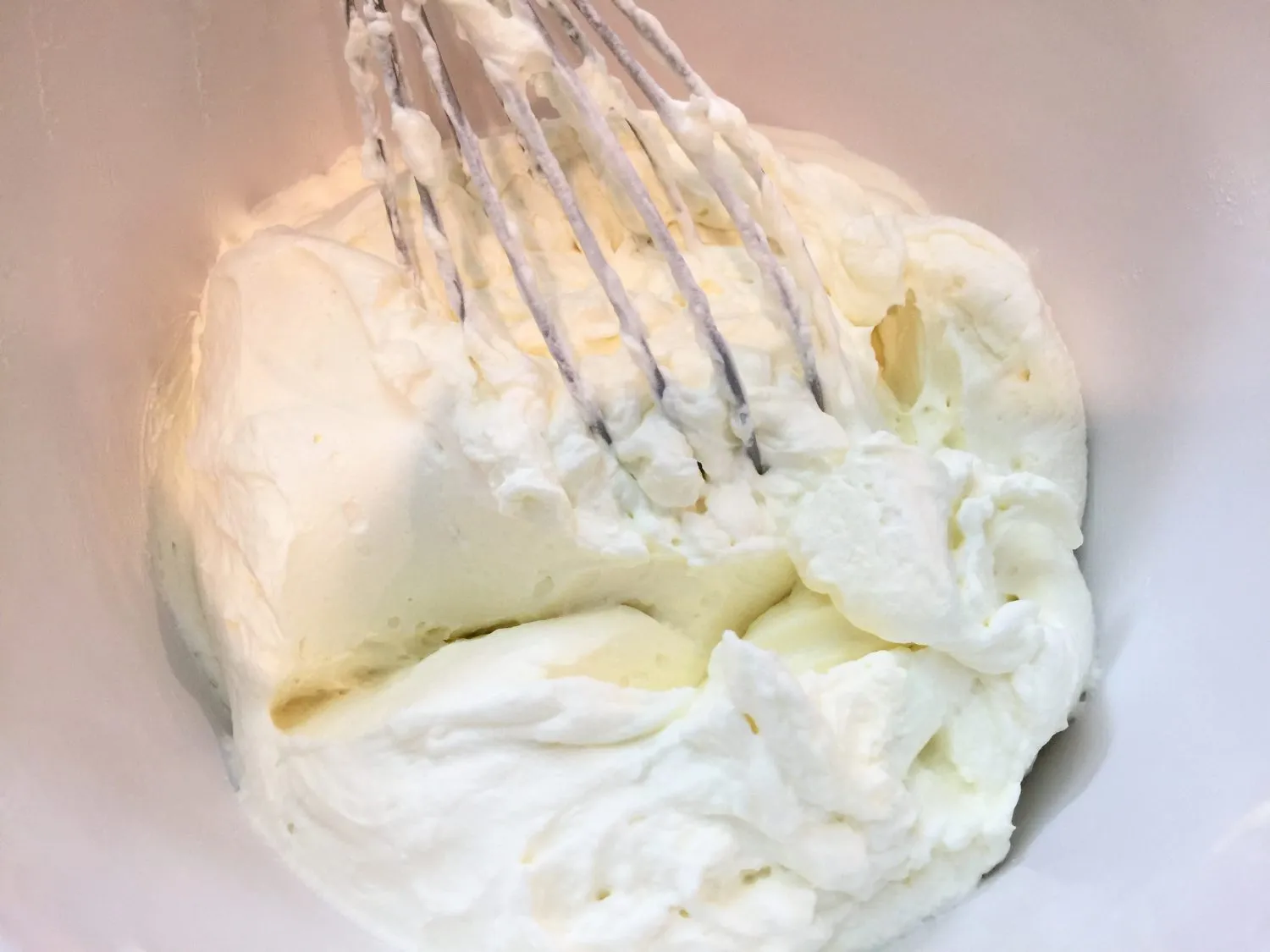 Cremige Mascarpone-Quark-Mischung mit geschlagener Sahne