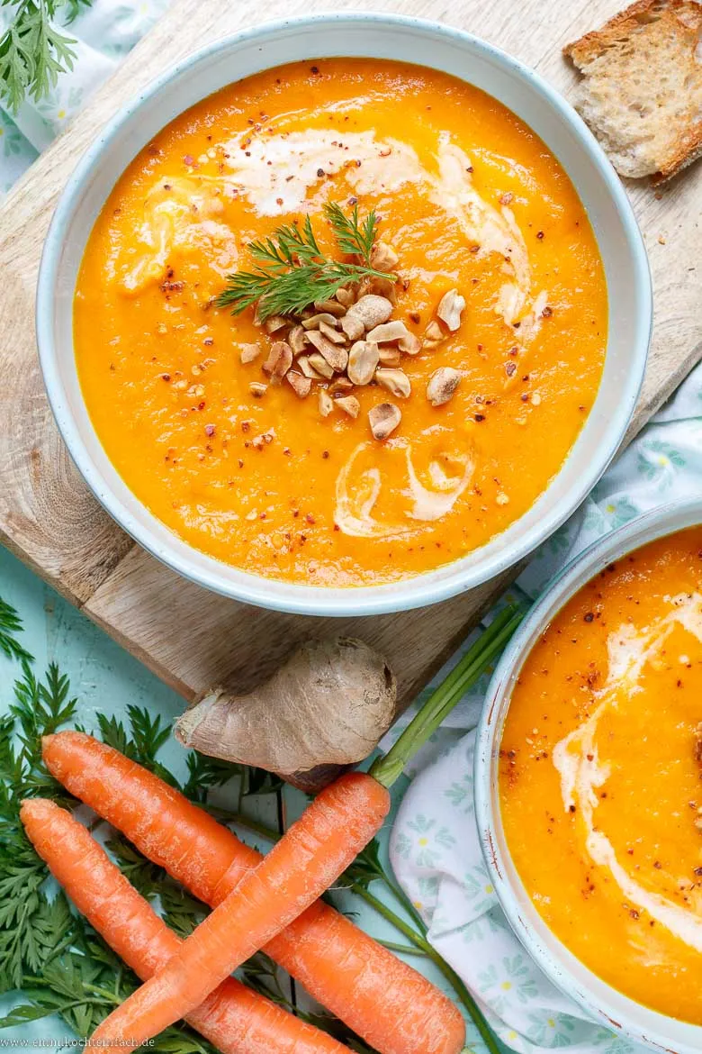 Cremige Möhren Suppe in einer rustikalen Schale, mit frischer Kresse garniert