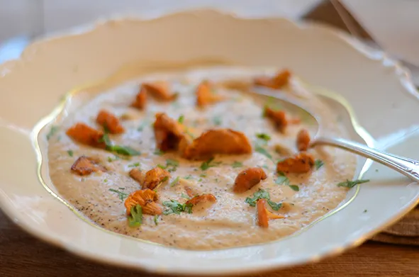 Cremige Pfifferlingssuppe mit Sahne in einer Schüssel