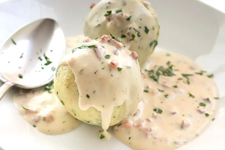 Cremige Saarländische Speckrahmsauce mit Speckwürfeln