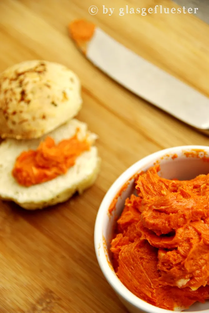 Cremige Tomatenbutter in einem kleinen Glasbehälter