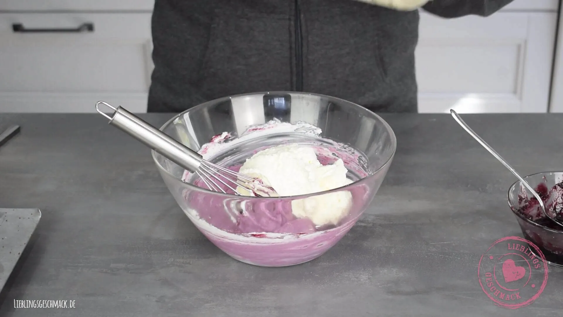 Cremige Tortenfüllung aus Quark und Holunderbeere in einer Schüssel