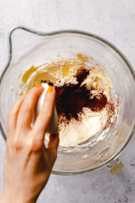 Cremige vegane Buttercreme in einer Rührschüssel zubereitet