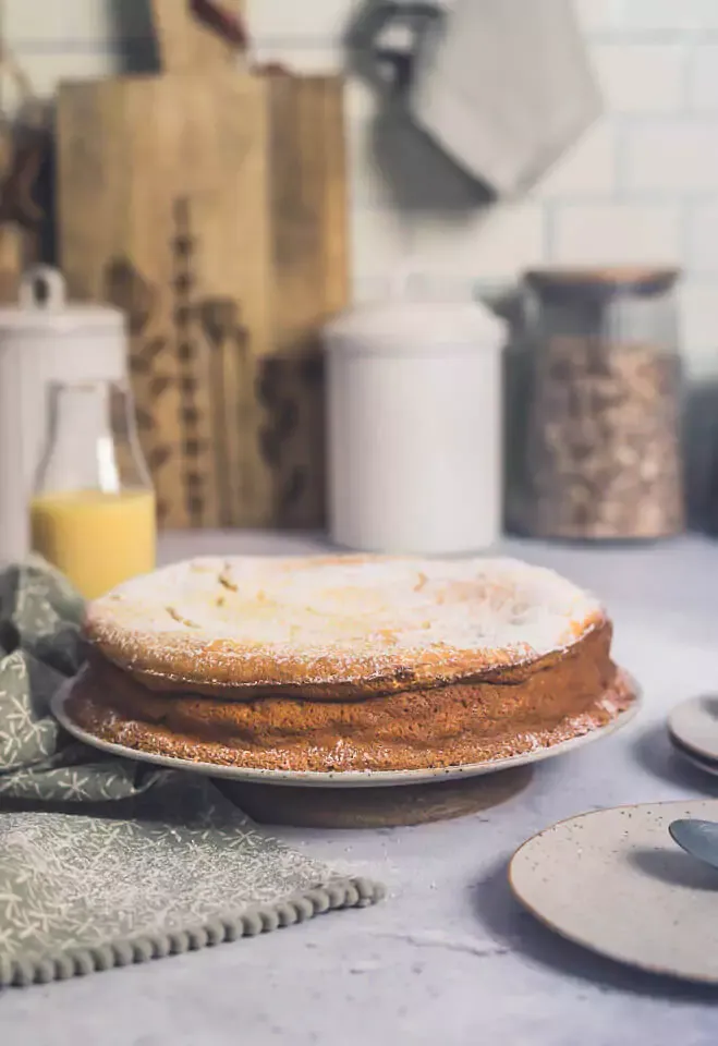 Cremiger Eierlikör Käsekuchen ohne Boden auf einem Teller
