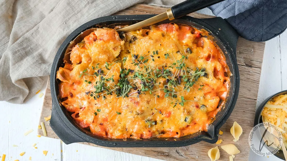 Cremiger Nudelauflauf mit viel Gemüse und Käse