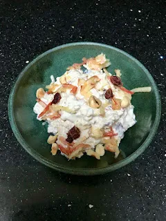 Cremiges Bircher Müsli mit Früchten und Nüssen, verfeinert mit Sahne