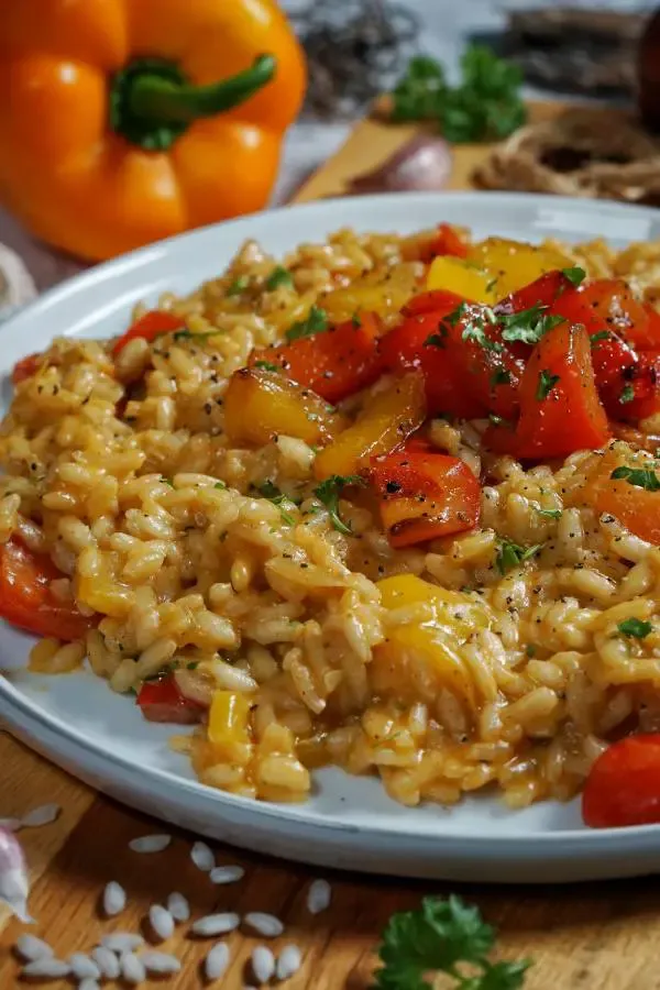 Cremiges Paprika Risotto in einer Schale serviert
