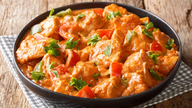 Cremiges Paprika-Sahne-Hähnchen mit zartem, mariniertem Fleisch