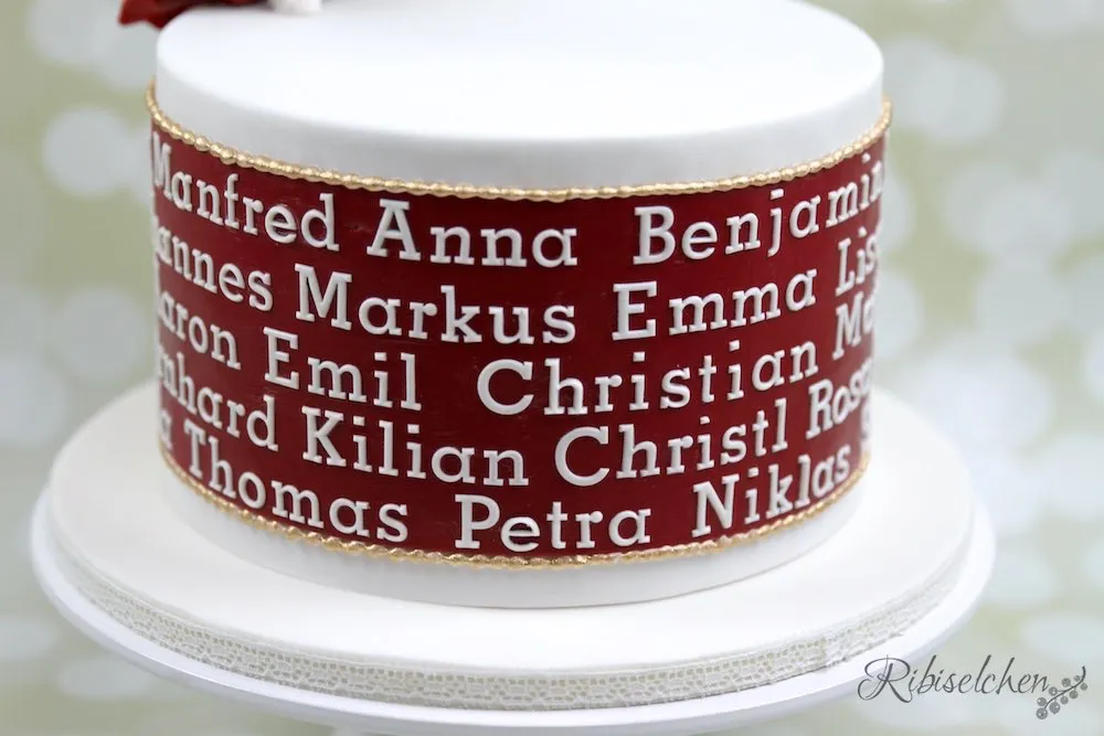 Crisco wird als Kleber für die Fondantbuchstaben verwendet