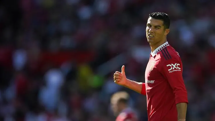 Cristiano Ronaldo in einem Manchester United Trikot, mit ernstem Gesichtsausdruck