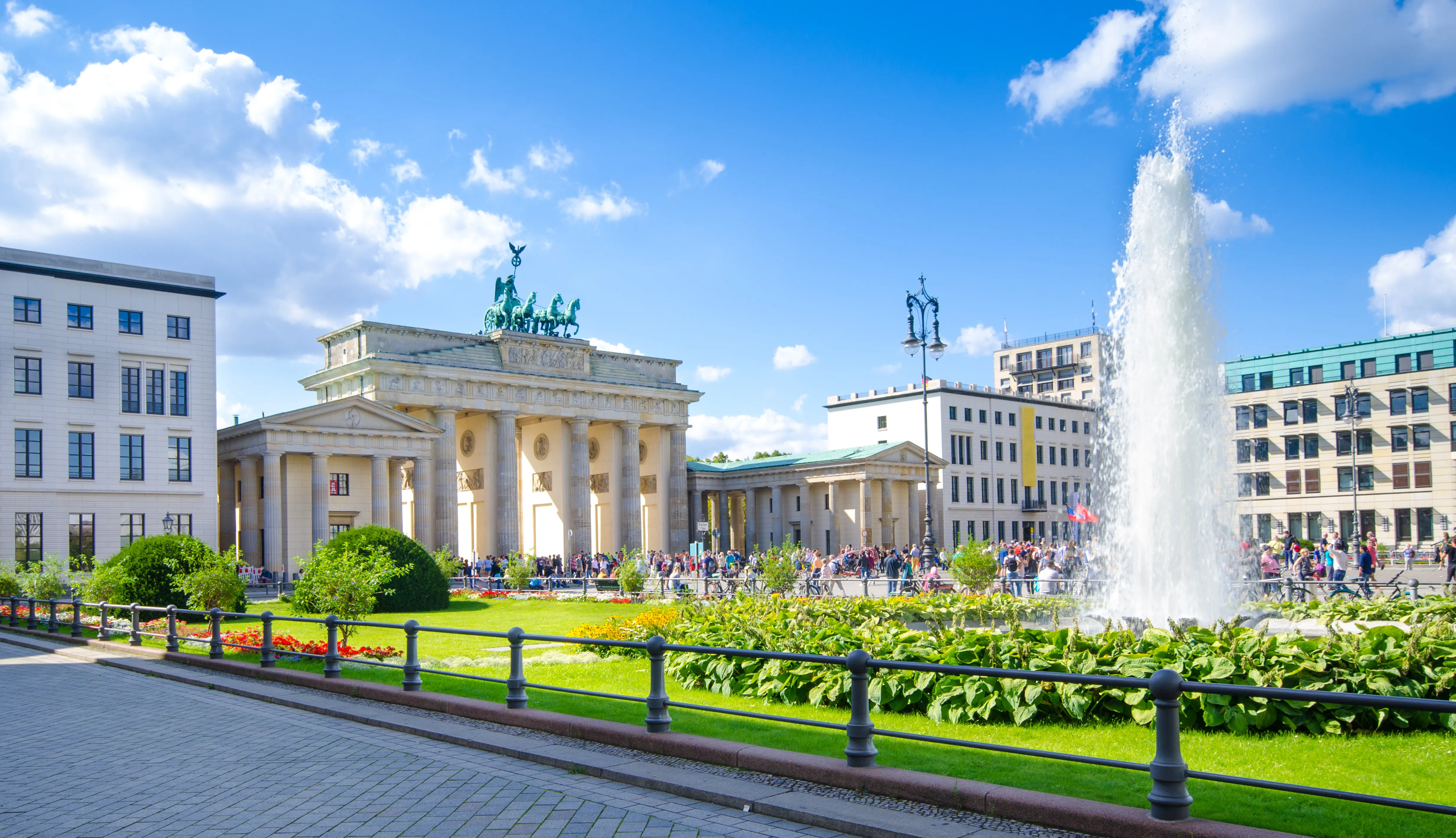 Das Brandenburger Tor in Berlin bei strahlendem Sonnenschein